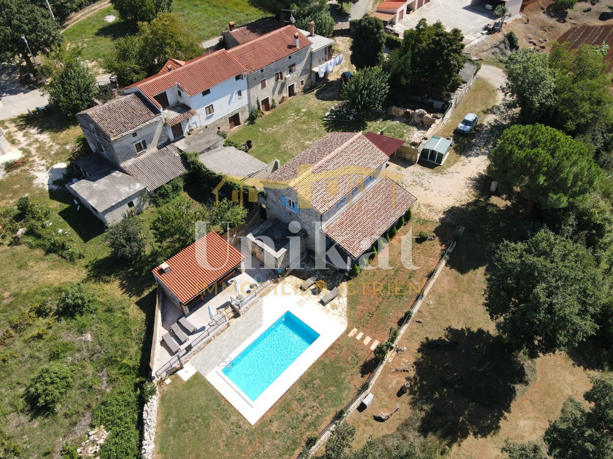 Tenuta con casa in pietra ristrutturata, giardino e piscina